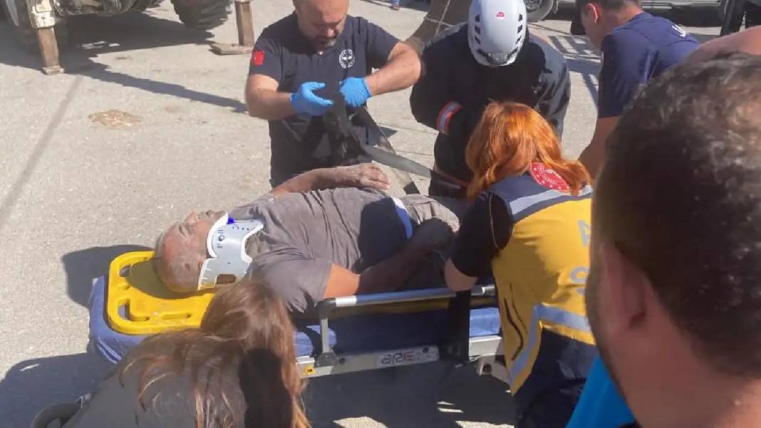 Mersin'de Kontrolden Çıkan Kamyonet Dev Depoyu Yıktı! 1